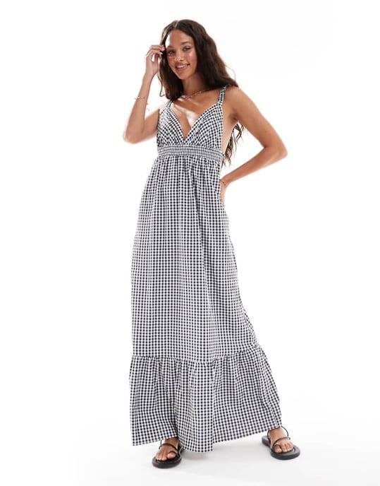 Vero Moda maxiklänning med djup urringning i svart rutigt mönster - Image 1