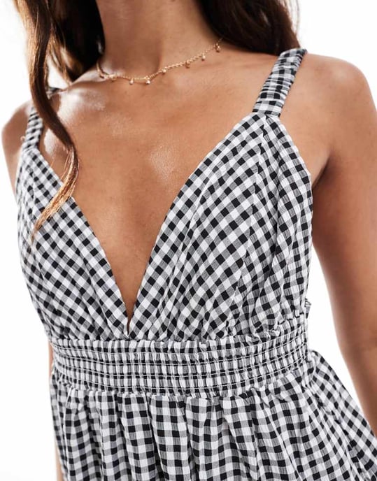 Vero Moda maxiklänning med djup urringning i svart rutigt mönster - Image 2