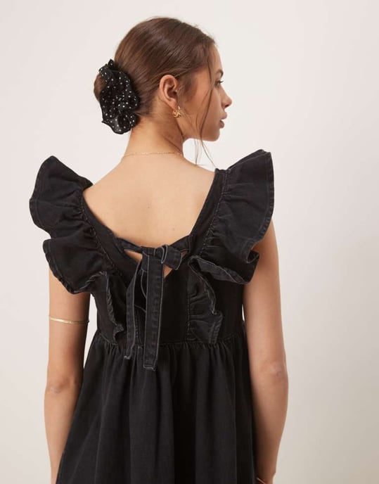 ASOS DESIGN denim smock maxiklänning med rosett baktill i svart - Image 2