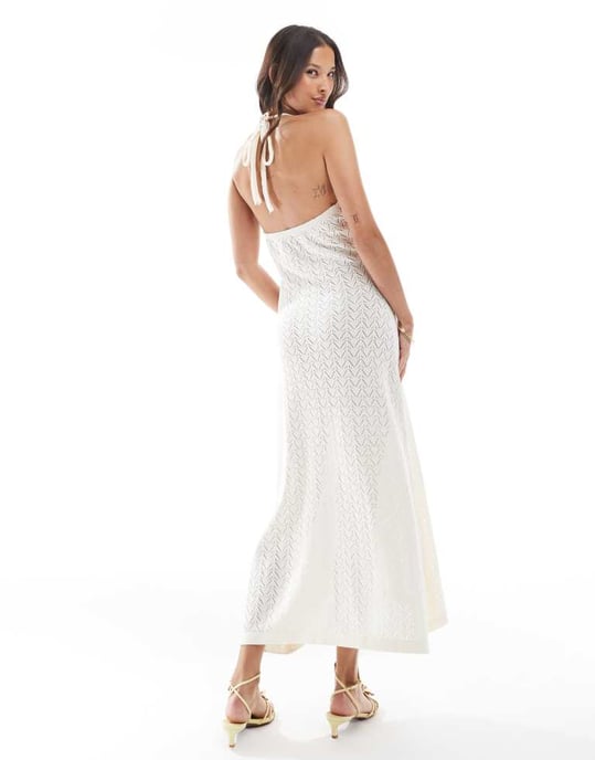 ASOS DESIGN stickad halterneck maxiklänning med gyllene snäcka i ecru - Image 3