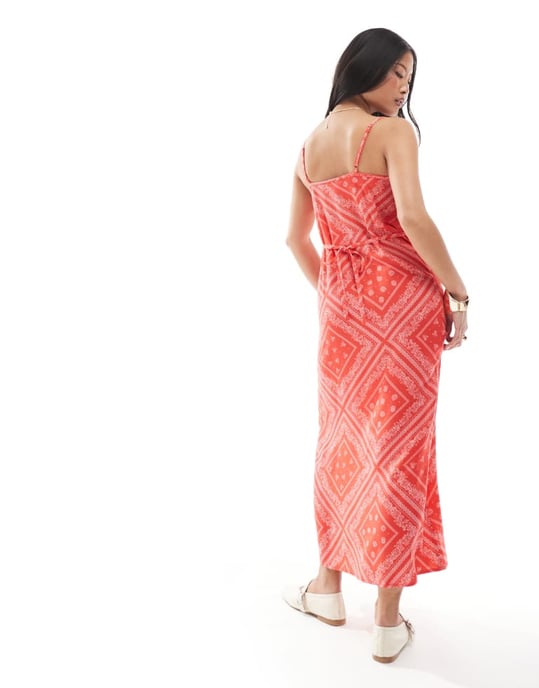 Miss Selfridge Petite strapplös maxiklänning med skopkrage i bandana-mönster - Image 2