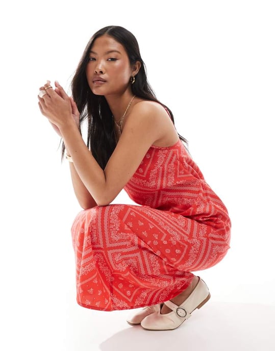 Miss Selfridge Petite strapplös maxiklänning med skopkrage i bandana-mönster - Image 3