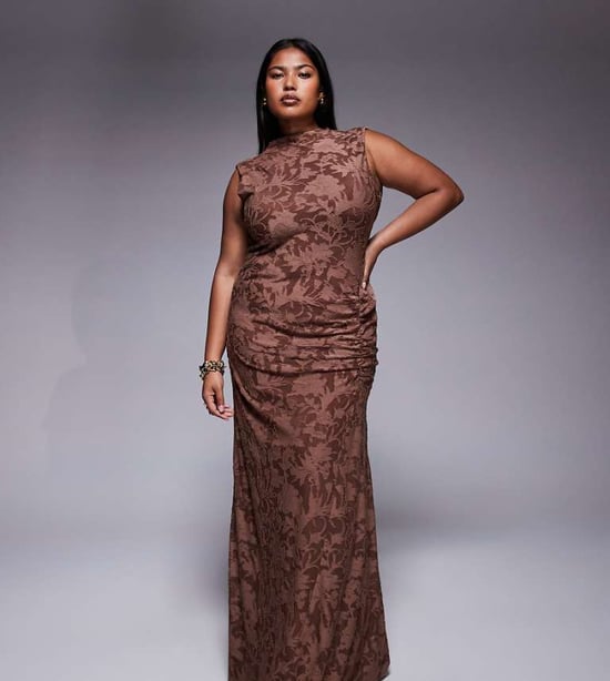 ASOS DESIGN Curve ärmlös höghalset devore maxiklänning med rynkad kjoldetalj i choklad - Image 1