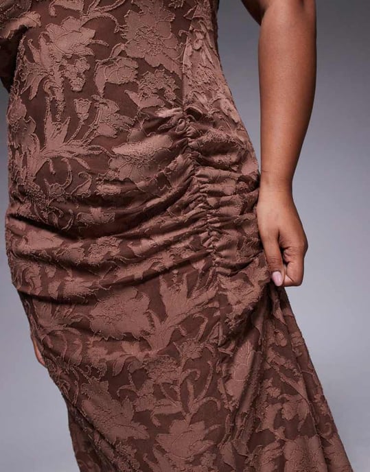 ASOS DESIGN Curve ärmlös höghalset devore maxiklänning med rynkad kjoldetalj i choklad - Image 4