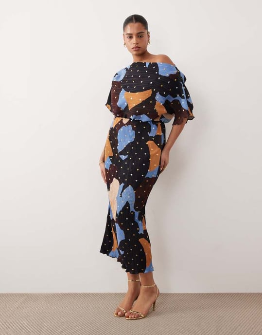 Never Fully Dressed Plus Tilly off shoulder plisse maxiklänning i choklad - Image 2