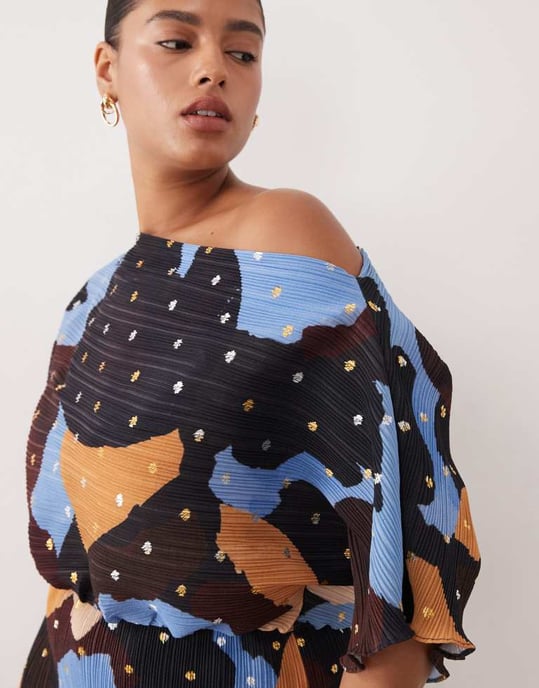 Never Fully Dressed Plus Tilly off shoulder plisse maxiklänning i choklad - Image 3