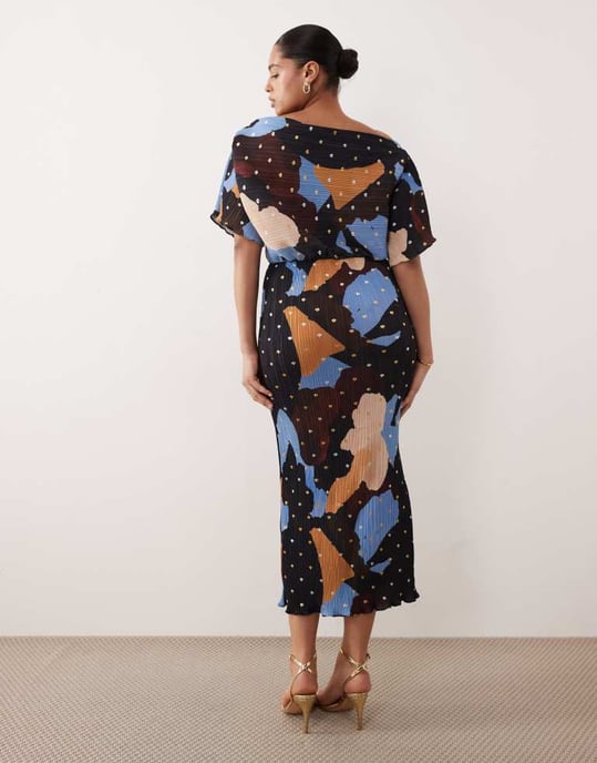 Never Fully Dressed Plus Tilly off shoulder plisse maxiklänning i choklad - Image 4