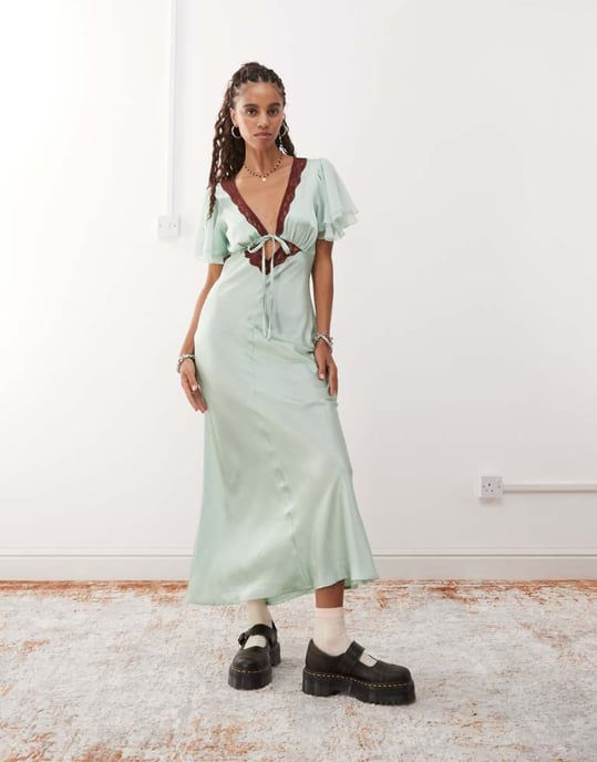 Återvunnet vintage maxi teklänning med nyckelhål och kontrasterande spets i mintgrön - Image 1