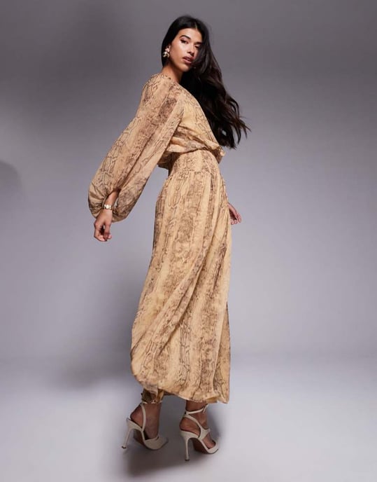 ASOS DESIGN chiffongklänning med smockad midja i ormskinnsmönster - Image 2