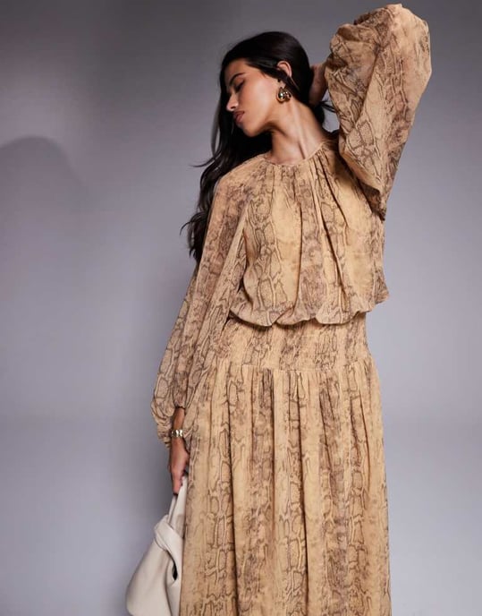 ASOS DESIGN chiffongklänning med smockad midja i ormskinnsmönster - Image 3