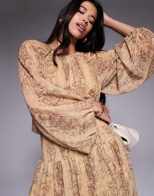 ASOS DESIGN chiffongklänning med smockad midja i ormskinnsmönster - Image 4