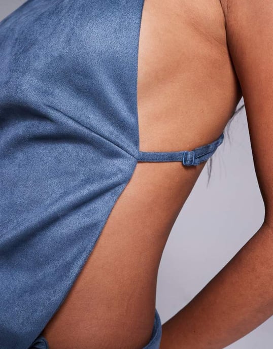 ASOS DESIGN snittad hals kjolklänning i mocka med asymmetrisk baksida i marinblått - Image 3