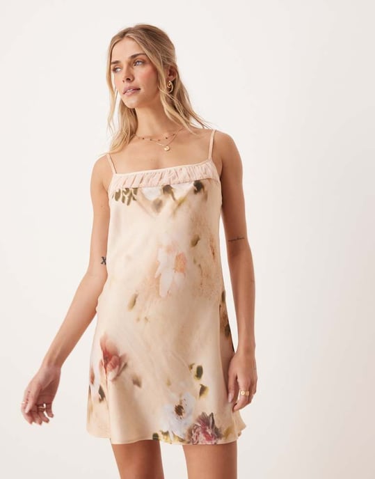 ASOS DESIGN blommig top med rynkad bystdetalj mini-klänning i dämpad rosa blommönster - Image 2