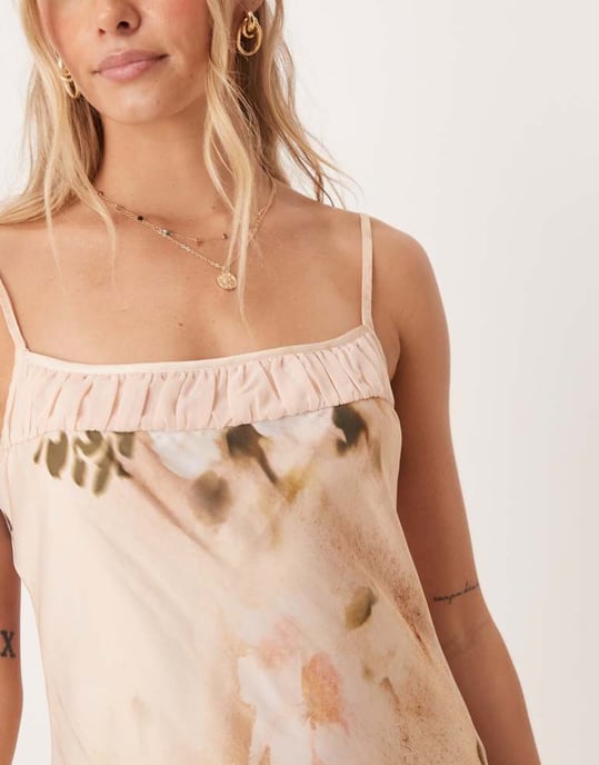 ASOS DESIGN blommig top med rynkad bystdetalj mini-klänning i dämpad rosa blommönster - Image 3