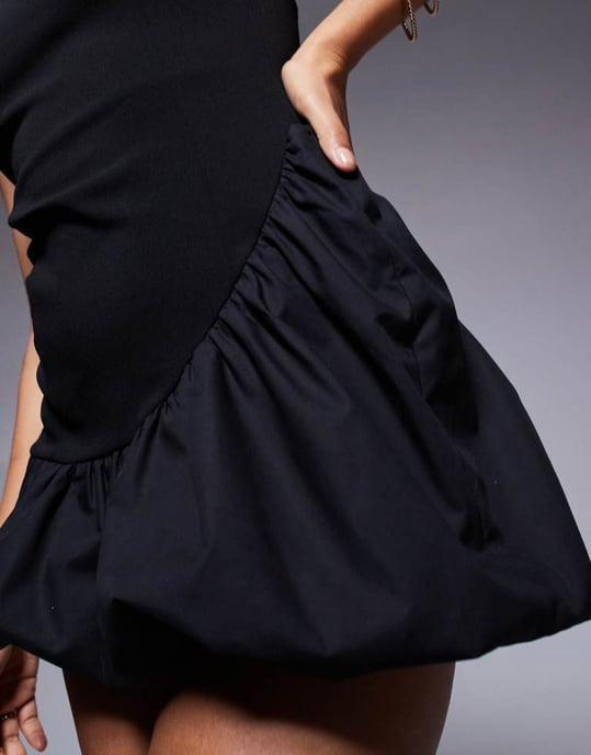 ASOS DESIGN Petite asymmetrisk bandeau miniklänning med puffkjol i svart i scuba-typ tyg - Image 3