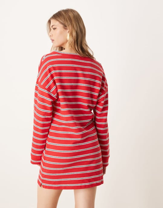 ASOS DESIGN V-front långärmad T-shirt miniklänning i rödrandig - Image 2