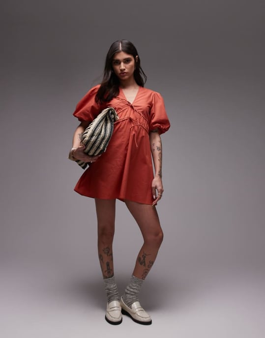 Topshop V-ringad puffärmad miniklänning i rostbrun - Image 1