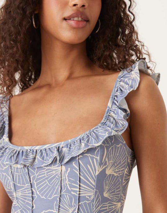 ASOS DESIGN mini klänning med volang fram och band i blå snäcka mönster - Image 2