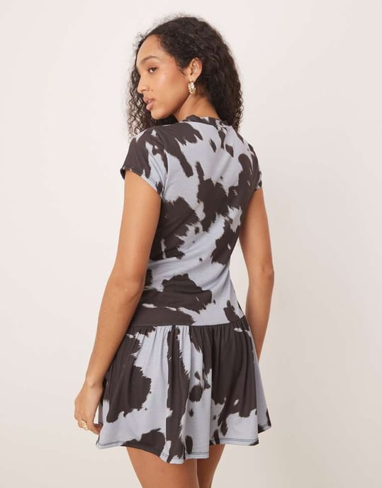 ASOS DESIGN kortärmad mini klänning med sänkt midja i blått väggdjursmönster - Image 3