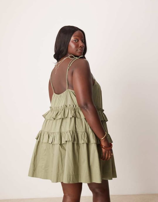 ASOS DESIGN Curve volangig lager miniklänning i khaki - Image 2