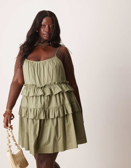 ASOS DESIGN Curve volangig lager miniklänning i khaki - Image 4