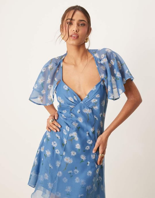 ASOS DESIGN asymmetrisk mini teklänning med fjärilskappa ärm i blå ombre prästkragetryck - Image 2
