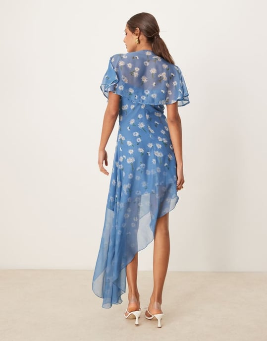 ASOS DESIGN asymmetrisk mini teklänning med fjärilskappa ärm i blå ombre prästkragetryck - Image 3