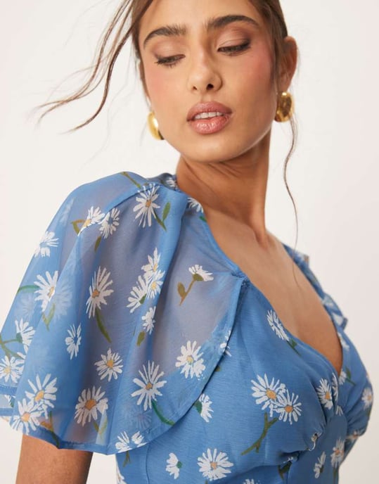 ASOS DESIGN asymmetrisk mini teklänning med fjärilskappa ärm i blå ombre prästkragetryck - Image 4