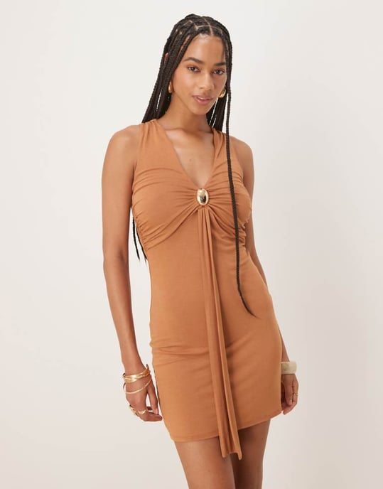 ASOS DESIGN ärmlös V-front mini klänning med guldtrim i kamel - Image 1