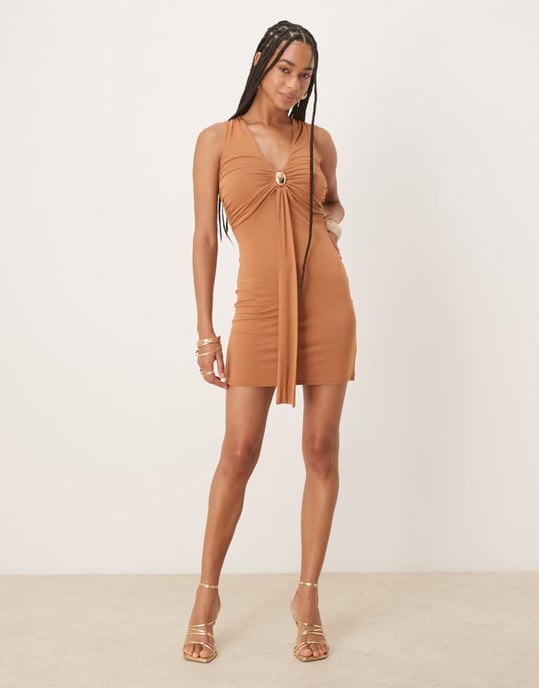 ASOS DESIGN ärmlös V-front mini klänning med guldtrim i kamel - Image 2