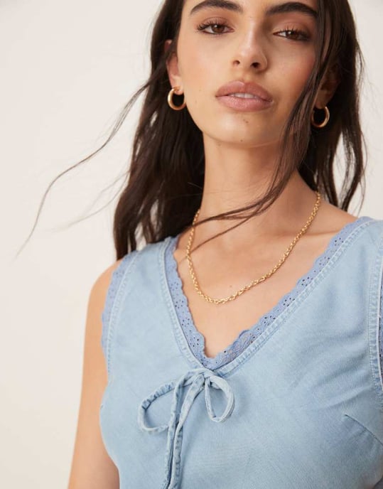 ASOS DESIGN mjuk denim ärmlös mini klänning med spetsdetaljer i ljusblå - Image 2