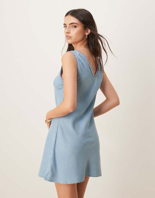 ASOS DESIGN mjuk denim ärmlös mini klänning med spetsdetaljer i ljusblå - Image 4