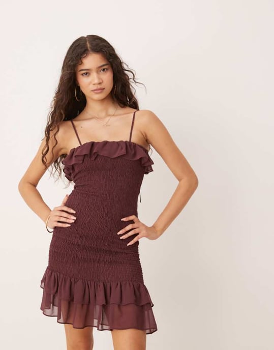 ASOS DESIGN spaghetti band knytad rynkad volang mini i choklad - Image 1