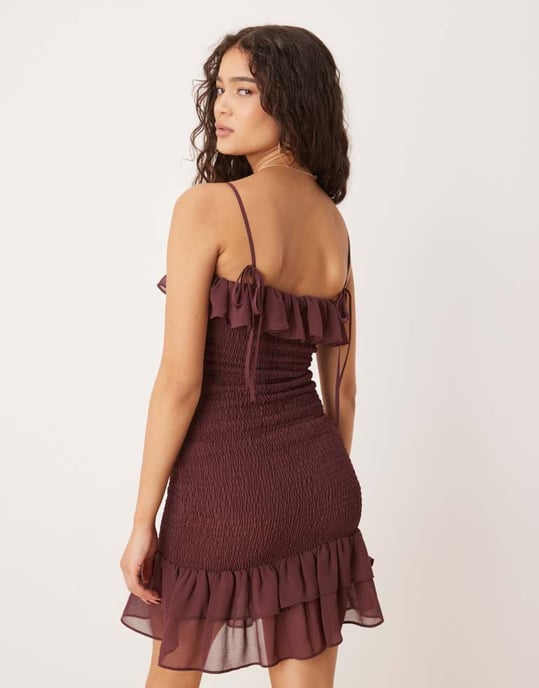 ASOS DESIGN spaghetti band knytad rynkad volang mini i choklad - Image 4