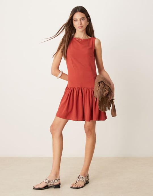 ASOS DESIGN linnemix drop waist mini klänning i tegelröd - Image 1
