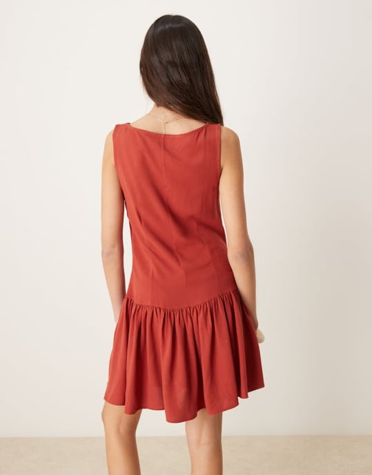 ASOS DESIGN linnemix drop waist mini klänning i tegelröd - Image 2
