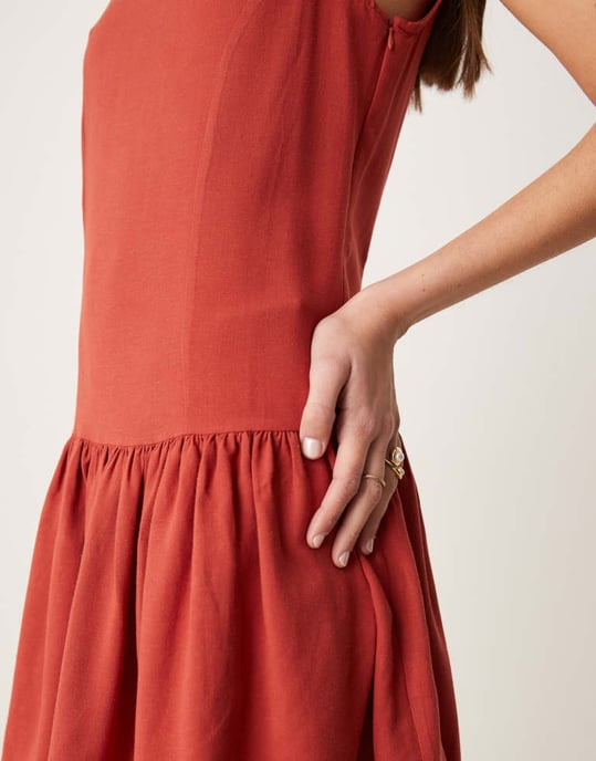 ASOS DESIGN linnemix drop waist mini klänning i tegelröd - Image 3