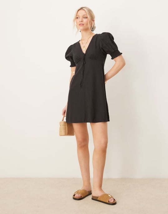 ASOS DESIGN mjuk denim puffärm mini klänning med volangdetalj i tvättad svart - Image 3
