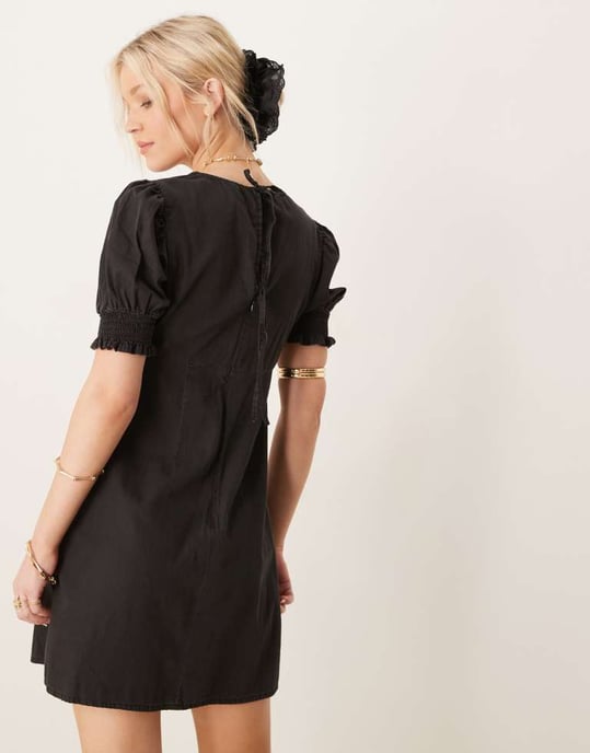ASOS DESIGN mjuk denim puffärm mini klänning med volangdetalj i tvättad svart - Image 4