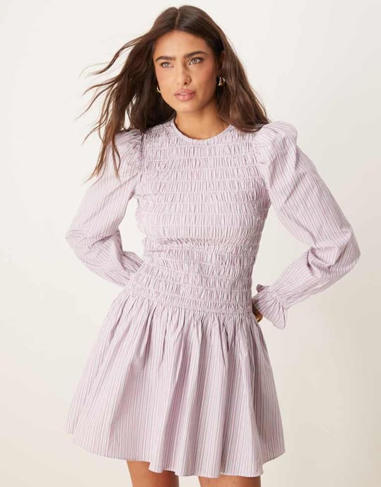 Glamorös långärmad skjortklänning med skräddad drop waist i lila randig poplin - Image 2