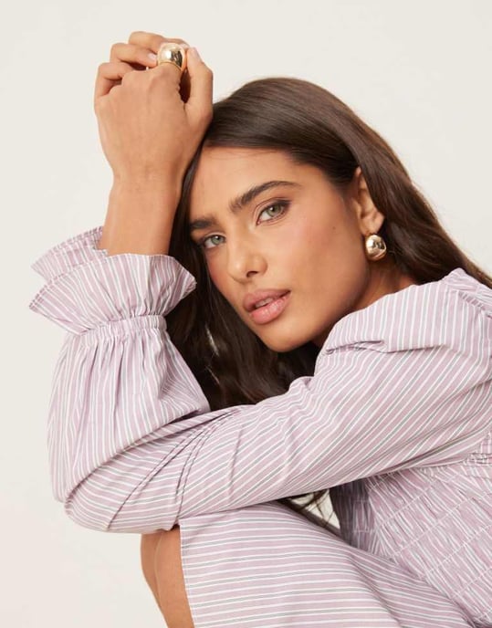 Glamorös långärmad skjortklänning med skräddad drop waist i lila randig poplin - Image 3