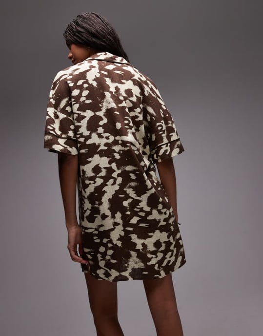 Topshop souvenir mini skjortklänning i abstrakt ko-skinne print - Image 2