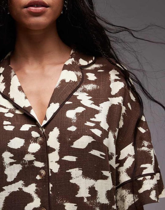 Topshop souvenir mini skjortklänning i abstrakt ko-skinne print - Image 3