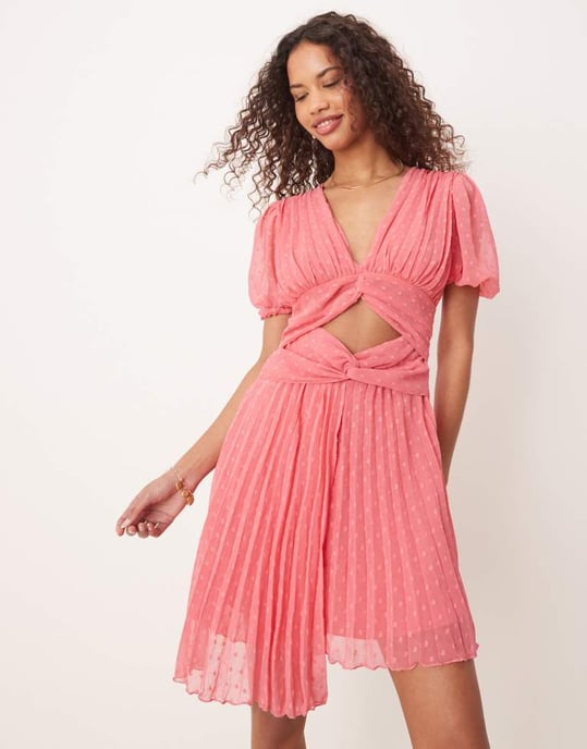 ASOS DESIGN V-ringad dubbel twist framsydd plisserad miniklänning i korallrosa - Image 2