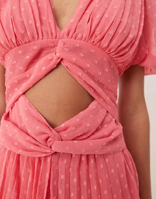 ASOS DESIGN V-ringad dubbel twist framsydd plisserad miniklänning i korallrosa - Image 3