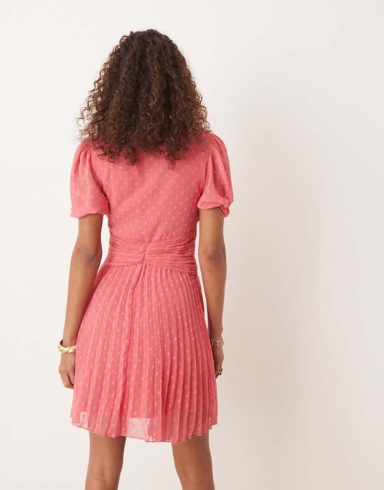ASOS DESIGN V-ringad dubbel twist framsydd plisserad miniklänning i korallrosa - Image 4