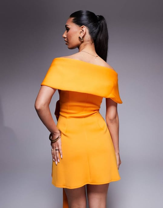 ASOS DESIGN avskuren axel mini klänning med manipulerad frontdetalj och a-linjeformad kjol i orange i scuba-liknande tyg - Image 2