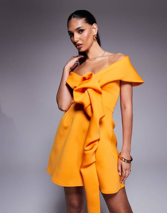 ASOS DESIGN avskuren axel mini klänning med manipulerad frontdetalj och a-linjeformad kjol i orange i scuba-liknande tyg - Image 4