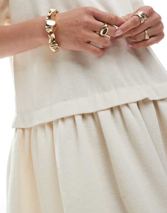 Miss Selfridge mjuk ribbad drop waist smockklänning i ecru - Image 3