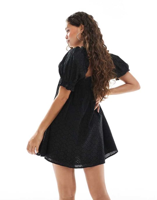 Miss Selfridge Petite broderie smockklänning i svart - Image 2
